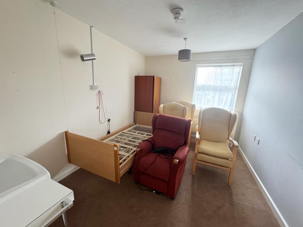 Lot: 64 - SUBSTANTIAL PREMISES WITH CAR PARK AND POTENTIAL ON ONE ACRE PLOT - Example of bedroom